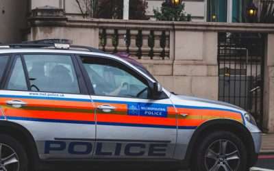 Ugoda £15,000.00 w związku z nielegalnym wejściem policji do domu